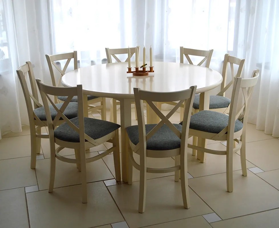 Mesa redonda Roxana con sillas de colores MD470